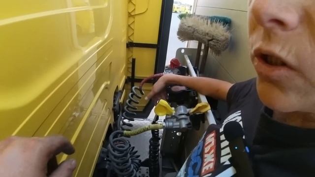 Денис Кадиров ми показва как се работи с тристранна щора на ремарке!