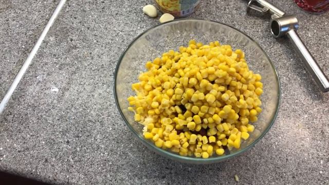 ПРОСТОЙ И ОЧЕНЬ ВКУСНЫЙ САЛАТ С ФАСОЛЬЮ смотреть онлайн