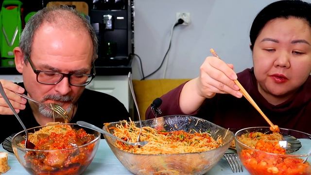 Мукбанг ФУНЧОЗА с САЛАТОМ ИЗ ФАСОЛИ и БАКЛАЖАНАМИ на зиму смотреть онлайн