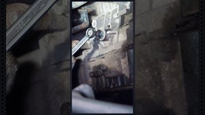 Что делать если сломался болт в блоке двигателя? #shorts