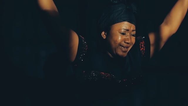 L'Or Mbongo - MA ROBE DE GLOIRE (Clip Officiel) смотреть онлайн