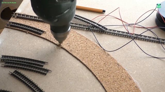 Modellbahn Spur N / 1:160 -  Teil 11 - Gleise verlegen und Gelände gestalten auf dem Eckmodul