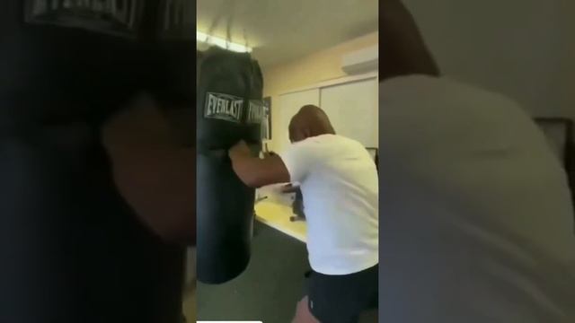 ?? MIKE TYSON BOXING LESSONS ON HEAVY BAG смотреть онлайн