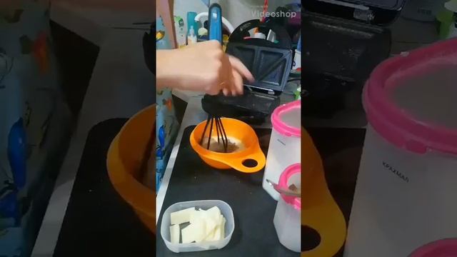 Блины с абрикосовым соусом