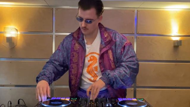 Hardgroove-Techno w/Kickstarter2000 смотреть онлайн