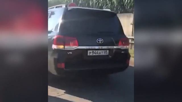 Помощник президента Абхазии протаранил ворота поста на границе в Сочи смотреть онлайн