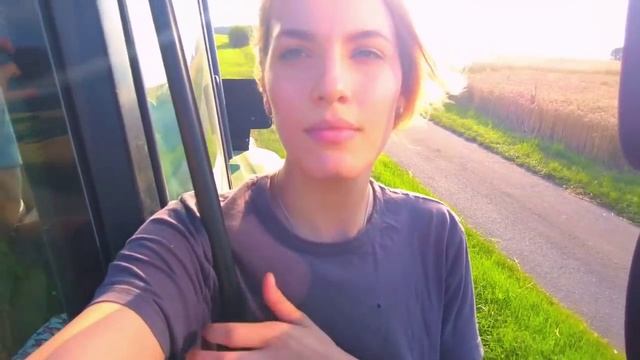 Когда женщина сядет за трактор будет..?|Наводим порядок на поле|Сбор соломы 2021 смотреть онлайн