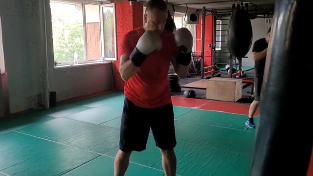БОКС. ОТРАБОТКА ТЕХНИКИ УДАРОВ НА БОКСЕРСКОМ МЕШКЕ смотреть онлайн