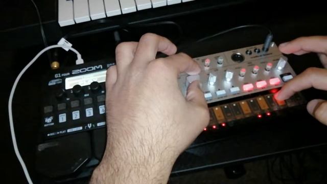 Korg Volca Bass and Zoom G1 Four Effects Pedal (Loop ambient mono synth sounds) смотреть онлайн