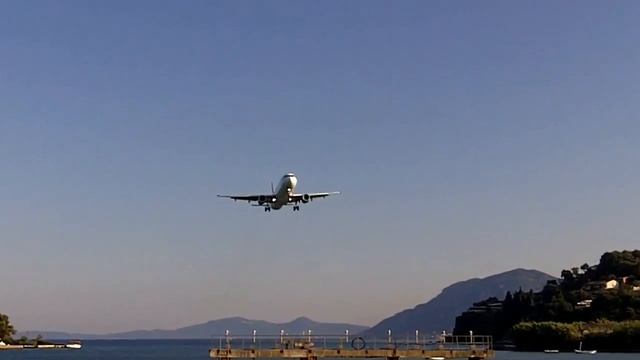 Corfu (Kerkyra) Airport cross-wind landing смотреть онлайн