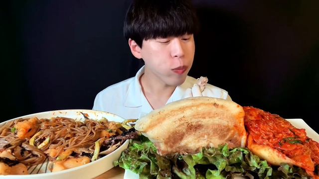 SUB)통수육 & 비빔막국수 먹방 asmr 통수육에 겉절이 올려서 아그작!!! 막국수 후루룩~ WHOLE MEAT MUKBANG смотреть онлайн