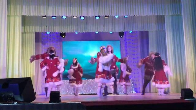 Народный танцевальный ансамбль «Молодость Эркээни» с «Северным танцем». Покровск, Якутия. смотреть онлайн