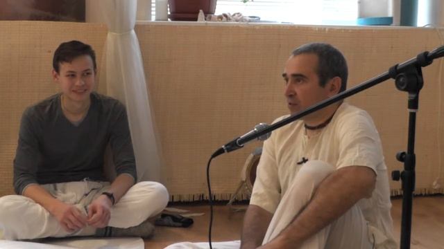 Абхиманью с караталами и куртой Прабхупады смотреть онлайн