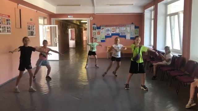 Репетируем танец (придумали сами:) смотреть онлайн