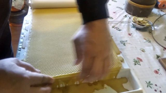 Пчеловодство с нуля - Матрица для вощины - Первая отливка своей вощины смотреть онлайн