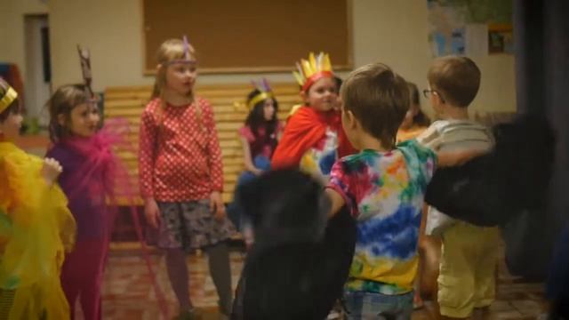 Вечерние сказки в семейном лагере KidTrip смотреть онлайн