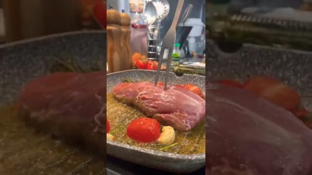 Идея для ужина ?#свинина#рецепты#рецептысалатов#рецептмяса#мясонасковороде#рецептужина