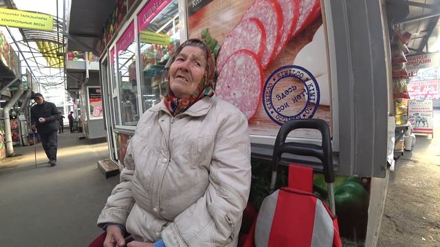 БЕДНОЙ БАБУШКЕ ОТДАЛ ВСЕ ДЕНЬГИ смотреть онлайн
