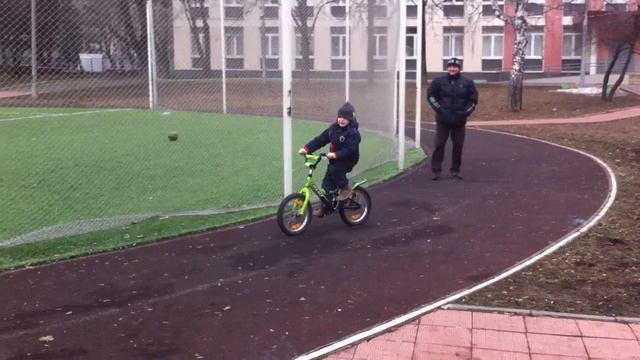 Слава первый раз на 2-х колесах смотреть онлайн