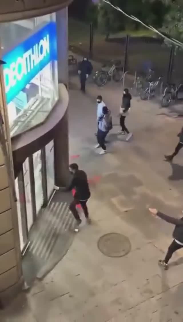 Испания. В стране стремительно растет количество жалоб на грабежи местных магазинов мигрантами смотреть онлайн