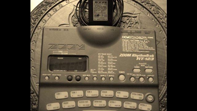 Zoom RT123 - Drum machine jam w/ guitar смотреть онлайн