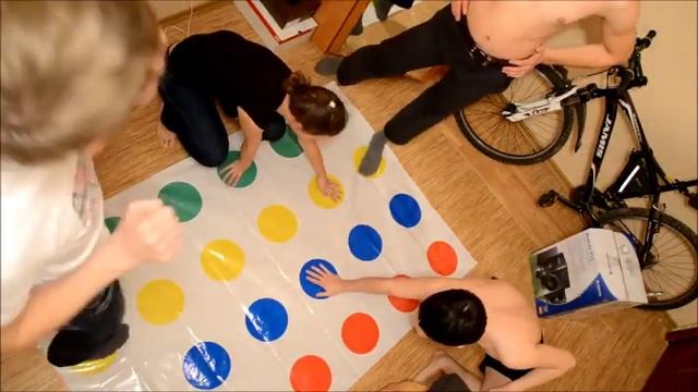 Как играть в Twister.mp4