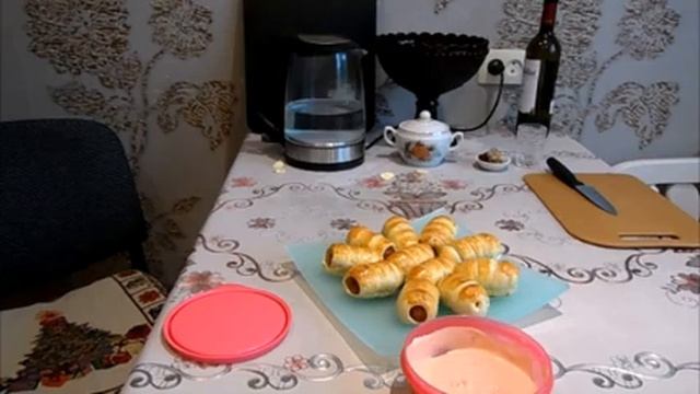 Соус для гамбургеров можно подавать и с сосисками в слоеном тесте. Соус из двух ингредиентов. смотреть онлайн