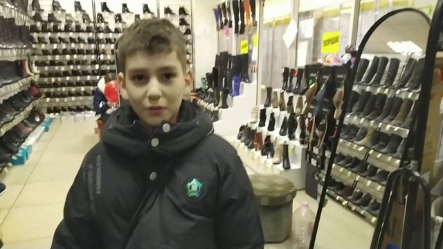 Нам покупают подарки. Хорошая обувь. Они всё время балуются смотреть онлайн
