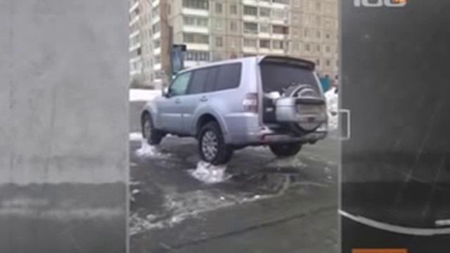 Чудо-уборка.Убрать снег не задев машину. © TV-100 смотреть онлайн