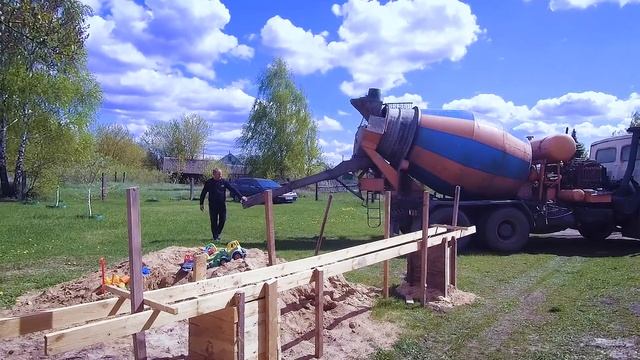 ЗАЛИВАЕМ БЕТОН В ОПАЛУБКУ ИЗ ДОСОК ДЛЯ ЛЕНТОЧНОГО ФУНДАМЕНТА/Из Столицы в Деревню смотреть онлайн