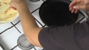 Блины из просроченного прокисшего молока и битых яиц