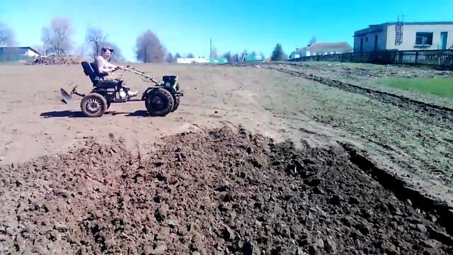 Вспашка мотоблоком с адапторам смотреть всем))) смотреть онлайн