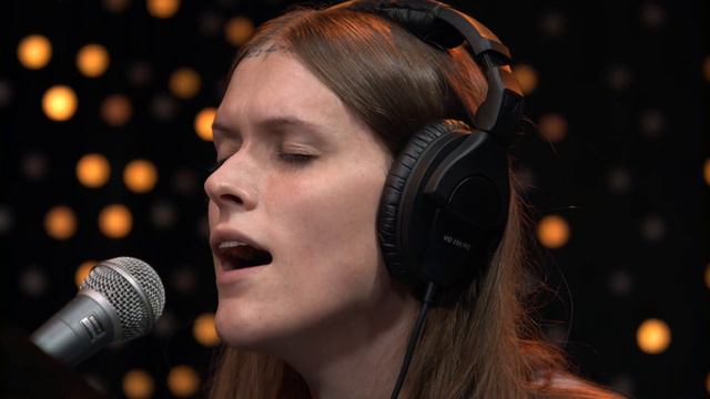 Ethel Cain - Sun Bleached Flies (Live on KEXP) смотреть онлайн