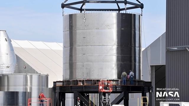 SpaceX Boca Chica - SN20 Leg Skirt Spotted - BN1 Booster Double Section Lifted Onto New Stand смотреть онлайн