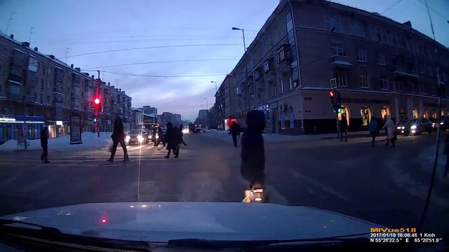 Два примера - как МОЖНО и как НЕЛЬЗЯ перестраиваться на дороге смотреть онлайн