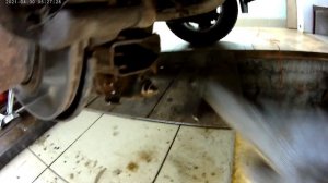 Показываю, как произвести замену задних амортизаторов на Nissan X-Trail t31