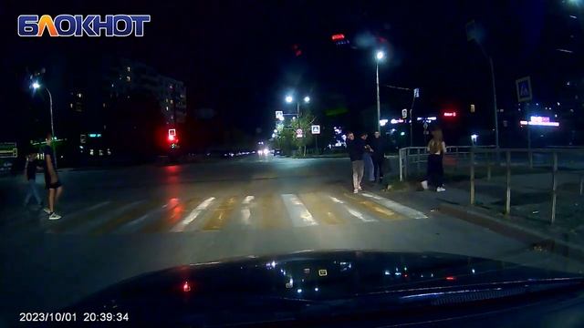 «Сохранился»: как волгодонец устроил забег на «красный» и упал несколько раз перед машинами смотреть онлайн