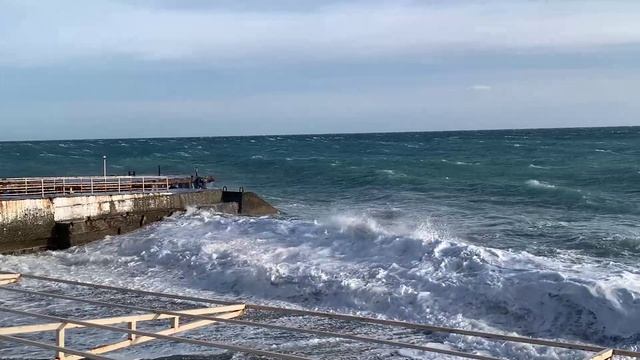 Крым. ЮБК. Пляж Русалка. Шторм! 12.11.2023 смотреть онлайн