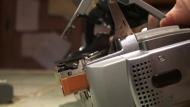 Ejecting a tape from a Canon MV series camcorder. смотреть онлайн