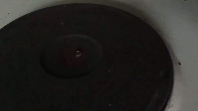 Капли воды на горячей электроплите в замедлении смотреть онлайн