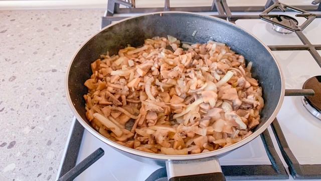 «ЗАПЕЧЁННЫЕ ОТБИВНЫЕ С ГРИБАМИ» смотреть онлайн