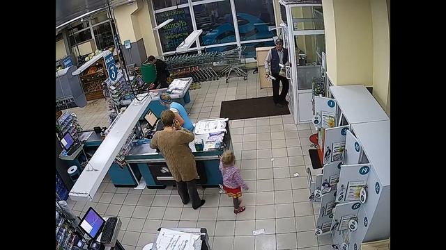 В ангарском супермаркете женщины-кассиры скрутили мужчину-вора смотреть онлайн