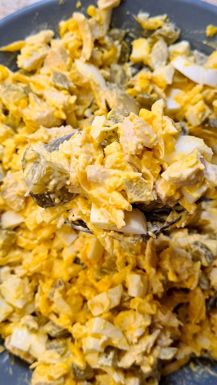 Салат с курицей и маринованными огурцами ?