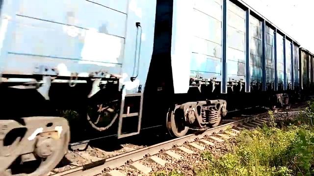 Электровоз 2ЭС5К 316 с грузовым поездом проследует ст. Надвоицы на большой скорости. смотреть онлайн