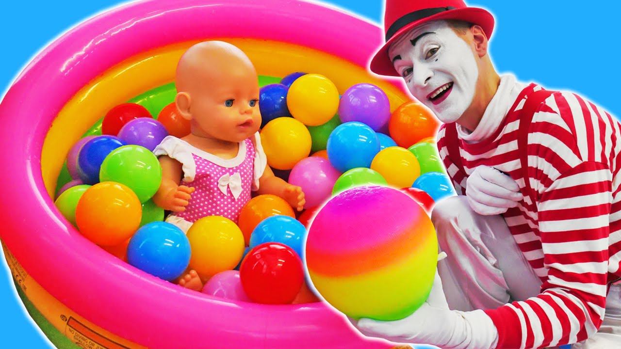 Кукла БЕБИ БОН и Крокодил! Весёлые игры в бассейне с шариками! Видео куклы для девочек Baby Born смотреть онлайн