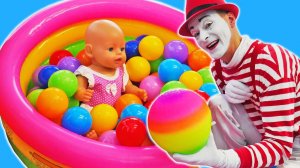 Кукла БЕБИ БОН и Крокодил! Весёлые игры в бассейне с шариками! Видео куклы для девочек Baby Born