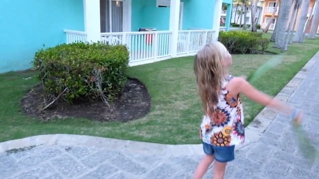 Dominikana PLAYA BACHATA RESORT - Hotel, Kokosy and PLAYA BACHATA DANCE from 5:10s смотреть онлайн