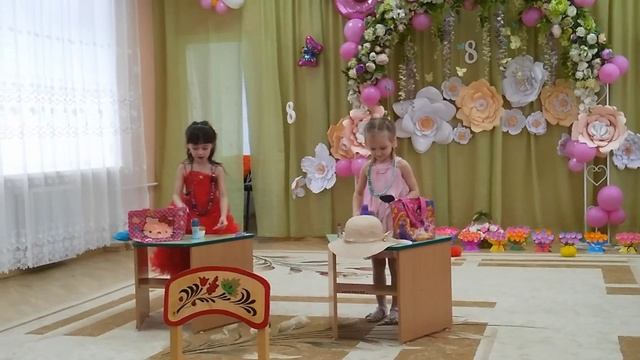 Яся поздравляет всех девочек с 8 марта, праздником весны!☀ смотреть онлайн