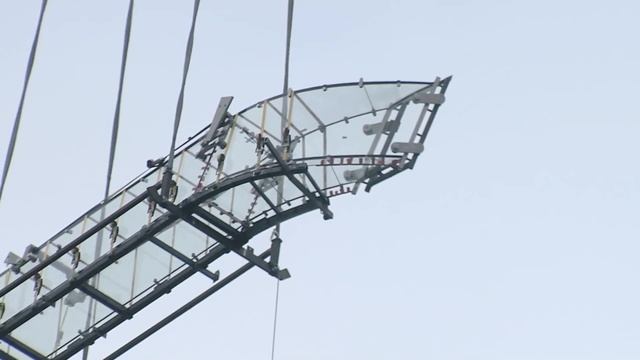 Sky Slide - US Bank Tower, Los Angeles, CA смотреть онлайн