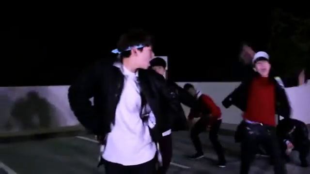 Парни классно танцует под песню BTS_Not Today смотреть онлайн
